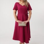 bordowa-sukienka-rozkloszowana-midi-plus-size-z-roza (5)