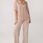 ciemnobezowa-elegancka-bluzka-plus-size-z-wiazaniem-na-dekolcie (1)