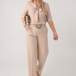 ciemnobezowa-elegancka-bluzka-plus-size-z-wiazaniem-na-dekolcie (5)