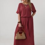 elegancka-sukienka-maxi-bordowa-z-paskiem-i-kieszeniami (6)