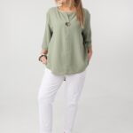 khaki-bluzka-z-wiskozy-plus-size-z-dluzszym-tylem (1)