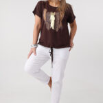 luzna-bluzka-damska-plus-size-z-nadrukiem-brazowa (1)