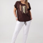 luzna-bluzka-damska-plus-size-z-nadrukiem-brazowa (6)