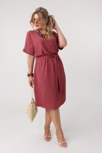 Luźna sukienka wiązana w talii bordowa