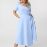 niebieska-sukienka-rozkloszowana-midi-plus-size-z-roza (3)