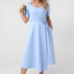 niebieska-sukienka-rozkloszowana-midi-plus-size-z-roza (4)