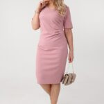 Pudrowa sukienka z marszczeniem na boku