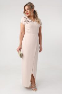 Sukienka maxi plus size z falbaną beżowa 42-50