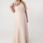 sukienka-maxi-plus-size-z-kwiatem-na-ramieniu-bezowa (3)