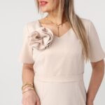 sukienka-maxi-plus-size-z-kwiatem-na-ramieniu-bezowa (4)