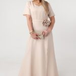 sukienka-maxi-plus-size-z-kwiatem-na-ramieniu-bezowa (5)