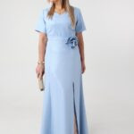sukienka-maxi-plus-size-z-kwiatem-na-ramieniu-blekitna (1)