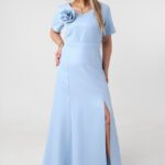 sukienka-maxi-plus-size-z-kwiatem-na-ramieniu-blekitna (4)