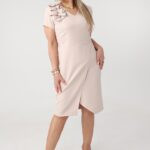 sukienka-olowkowa-plus-size-z-falbana-bezowa (3)
