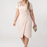 sukienka-olowkowa-plus-size-z-falbana-bezowa (6)