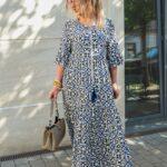 Długa zwiewna sukienka plus size na lato w ornamenty niebiesko-biała 44-50