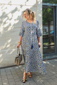 Długa zwiewna sukienka plus size na lato w ornamenty niebiesko-biała 44-50