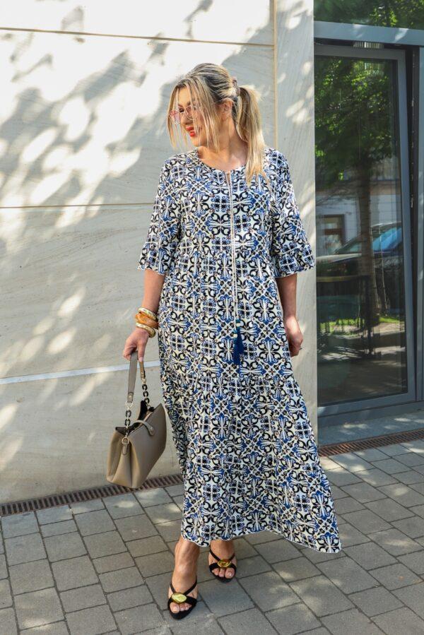 Długa zwiewna sukienka plus size na lato w ornamenty niebiesko-biała 44-50