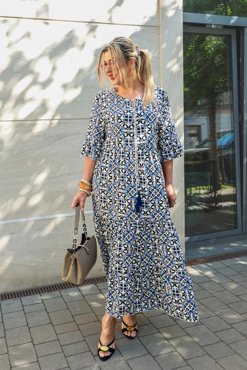 Długa zwiewna sukienka plus size na lato w ornamenty niebiesko-biała 44-50