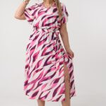 sukienka-rozkloszowana-plus-size-z-rozcieciem-amarantowa (3)