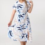 sukienka-rozkloszowana-plus-size-z-rozcieciem-niebieska (3)