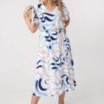 sukienka-rozkloszowana-plus-size-z-rozcieciem-niebieska (6)