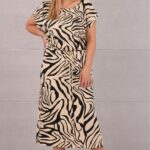 Sukienka z rozcięciami po bokach w zebrę