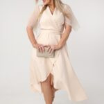 wieczorowa-sukienka-plus-size-z-tiulowym-rekawem-i-z-rozcieciem-bezowa (1)