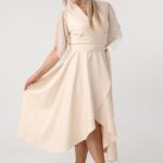 wieczorowa-sukienka-plus-size-z-tiulowym-rekawem-i-z-rozcieciem-bezowa (3)