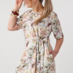 wzorzysta-sukienka-plus-size-wiazana-w-talii-bezowa (3)