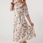 wzorzysta-sukienka-plus-size-wiazana-w-talii-bezowa (4)