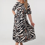 wzorzysta-sukienka-plus-size-wiazana-w-talii-czarno-biala (2)