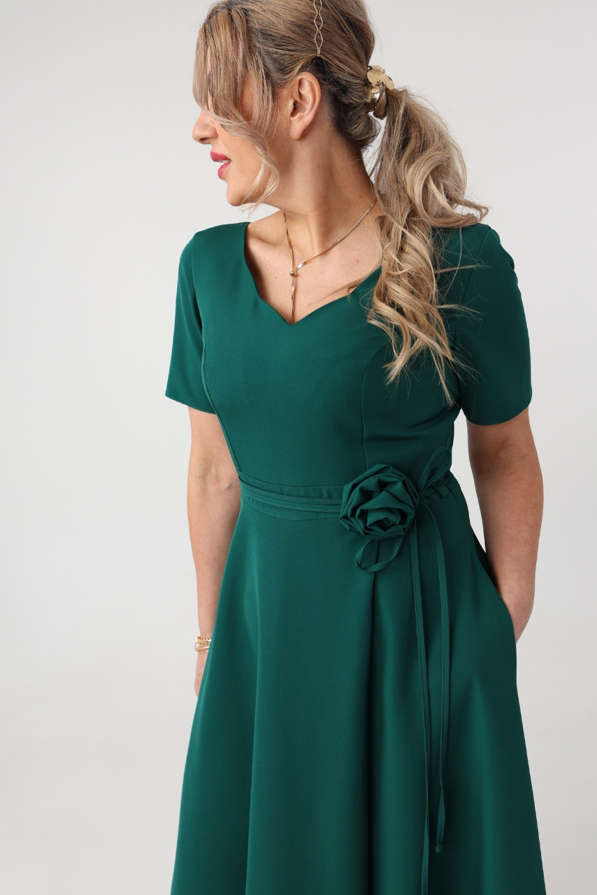 Zielona sukienka rozkloszowana midi plus size z różą 42-54 - obrazek 5