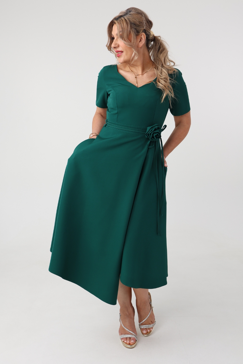 Zielona sukienka rozkloszowana midi plus size z różą 42-54 - obrazek 2