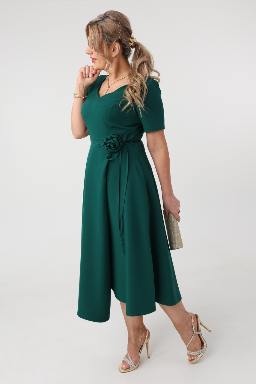 Zielona sukienka rozkloszowana midi plus size z różą 42-54 - obrazek 4