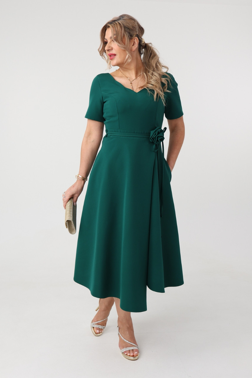 Zielona sukienka rozkloszowana midi plus size z różą 42-54 - obrazek 3
