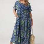 zwiewna-sukienka-plus-size-na-lato-maxi-w-ornamenty-chabrowa (5)