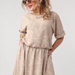 zwiewna-sukienka-z-gumka-w-pasie-plus-size-bezowa (2)