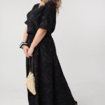 zwiewna-sukienka-z-gumka-w-pasie-plus-size-czarna (1)