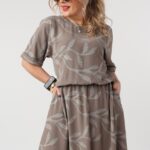 zwiewna-sukienka-z-gumka-w-pasie-plus-size-szara (1)