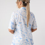 Bluzka-plus-size-elegancka-z-wiązaniem-na-dekolcie-we-wzory-niebiesko-biała 42-52 (2)
