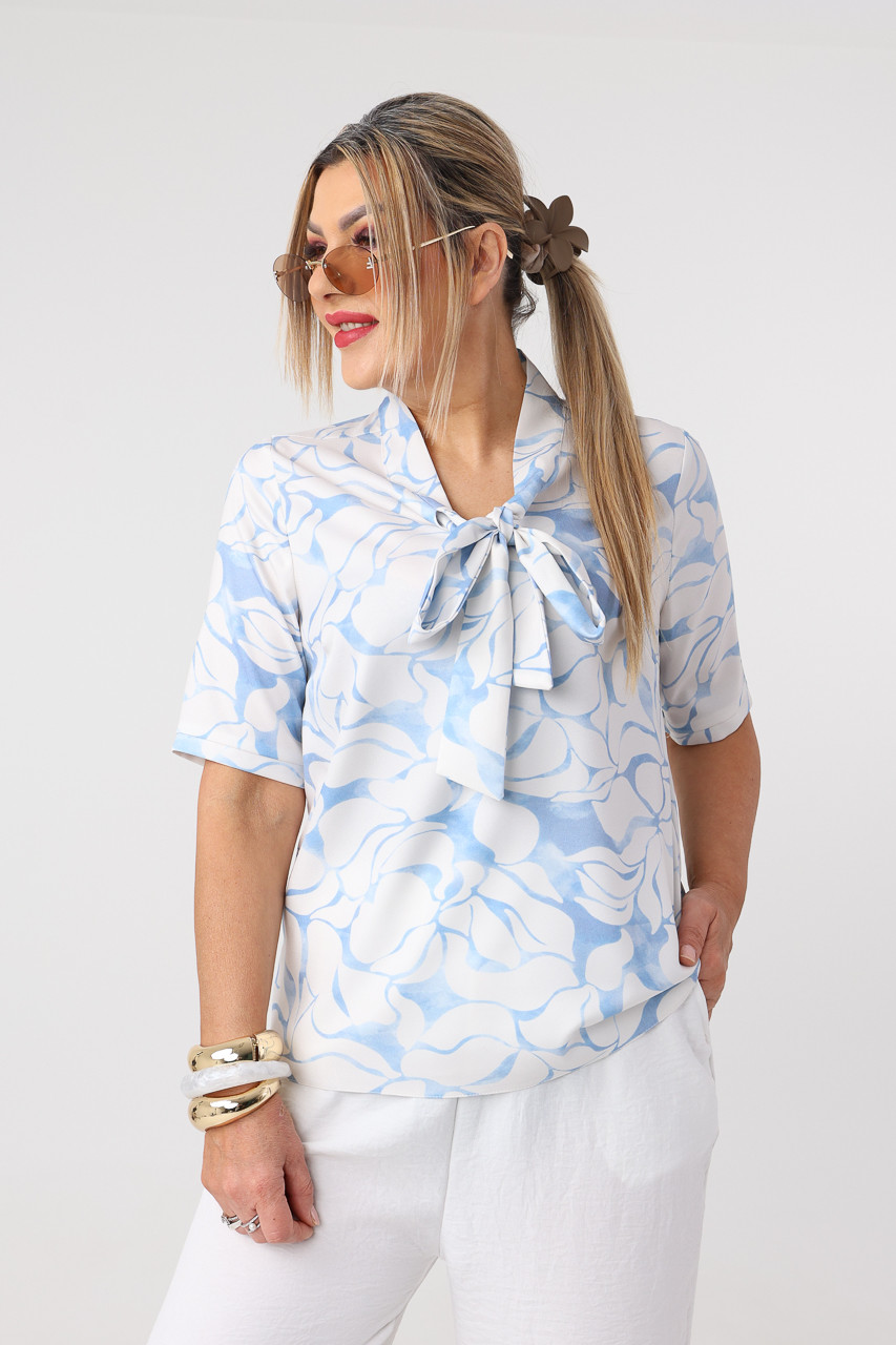 Bluzka plus size elegancka z wiązaniem na dekolcie we wzory niebiesko-biała 42-52