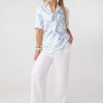 Bluzka-plus-size-elegancka-z-wiązaniem-na-dekolcie-we-wzory-niebiesko-biała 42-52 (5)