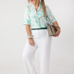 Bluzka-plus-size-elegancka-z-wiązaniem-na-dekolcie-we-wzory-zielono-biała (1)