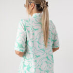 Bluzka-plus-size-elegancka-z-wiązaniem-na-dekolcie-we-wzory-zielono-biała (2)