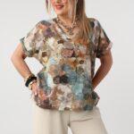 Bluzka z dekoltem v plus size w abstrakcyjny wzór (4)