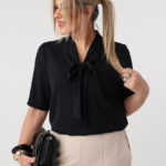 Czarna elegancka bluzka plus size z wiązaniem na dekolcie 44-54