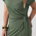 Khaki-dopasowana-sukienka-plus-size-z-marszczeniem-44-52 (5)