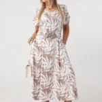 Letnia-sukienka-rozkloszowana-plus-size-z-ozdobnym-paskiem-bezowo-biala-1-200x300