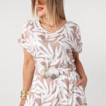 Letnia-sukienka-rozkloszowana-plus-size-z-ozdobnym-paskiem-beżowo-biała (4)